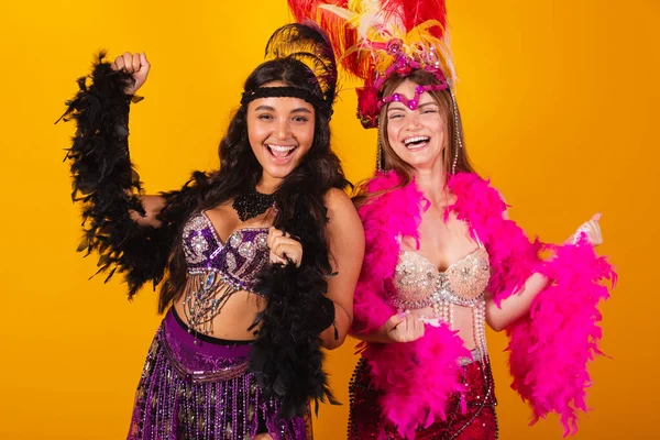 两个穿着嘉年华服装跳舞的巴西女性朋友 — 图库照片
