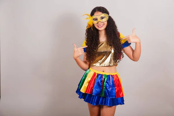 Mladá Dívka Brazilka Frevo Oblečením Karneval Maska Ukazující Sebe — Stock fotografie