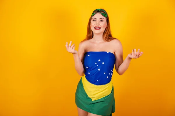 Brezilya Bayraklarından Yapılmış Karnaval Kıyafetleriyle Güzel Brezilyalı Kızıl Saçlı Elleriyle — Stok fotoğraf