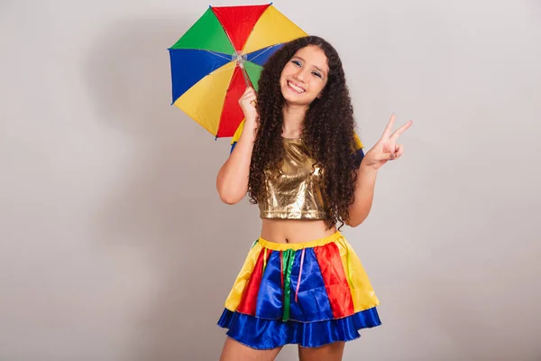 Молода Дівчина Підліток Бразилець Фріво Одягом Карнавалом Парасолькою Знак Миру — стокове фото