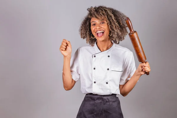 Genç Siyah Brezilyalı Kadın Aşçı Şef Restoran Üniforması Giyiyor Elinde — Stok fotoğraf