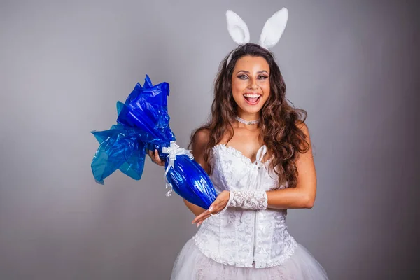 Бразильська Жінка Кролячим Одягом Тримаючи Пасхальне Яйце — стокове фото