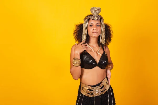 Schöne Schwarze Brasilianerin Kleopatra Karnevalskleidung Posiert Für Ein Foto — Stockfoto