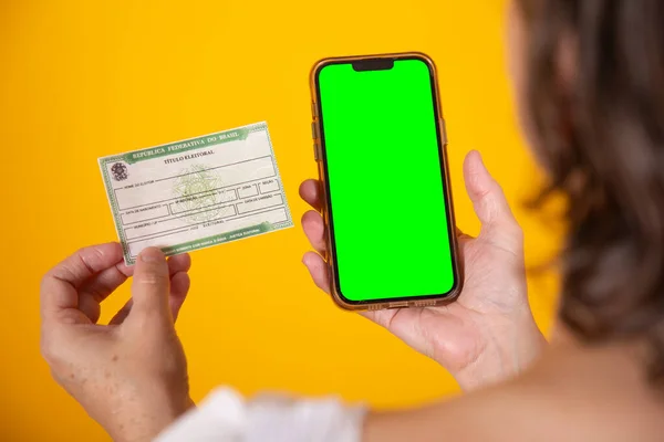 Mão Segurando Cartão Registro Eleitor Brasileiro Smartphone Com Tela Verde — Fotografia de Stock