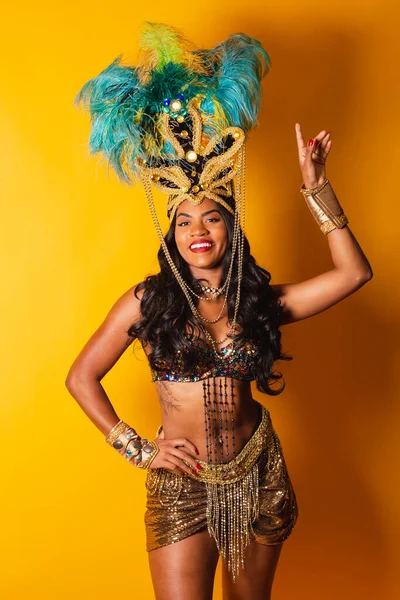 Vertikal Halbkörperaufnahme Schwarze Brasilianerin Karnevalskleidung Posiert Für Ein Foto — Stockfoto