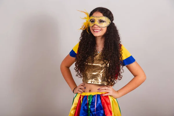 Genç Bir Kız Brezilyalı Frevo Elbiseli Karnaval Maske Eller Kalçada — Stok fotoğraf