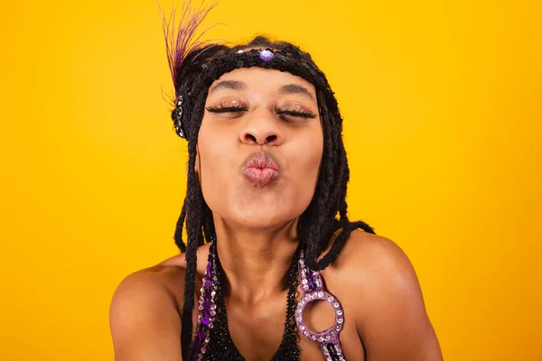 Красивая Черная Бразильская Женщина Фиолетовой Карнавальной Одежде Снимает Автопортрет — стоковое фото