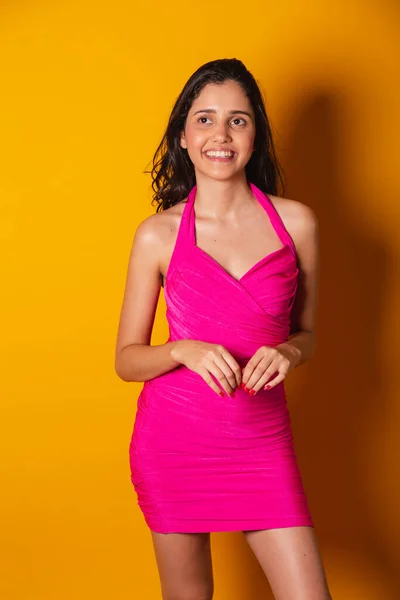 Mulher Brasileira Com Vestido Rosa Fundo Fotográfico Amarelo Foto Posando — Fotografia de Stock