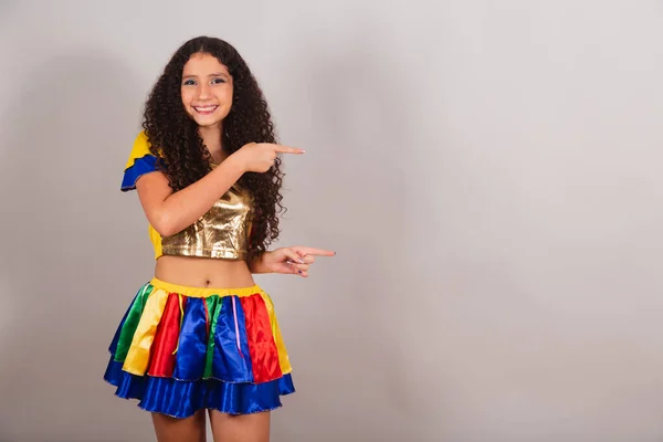 Mladá Dívka Brazilka Frevo Oblečením Karneval Prezentace Něčeho Straně Reklama — Stock fotografie