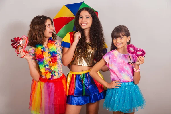 Brasilianische Freundinnen Karnevalskleidung Lächeln Für Ein Foto — Stockfoto