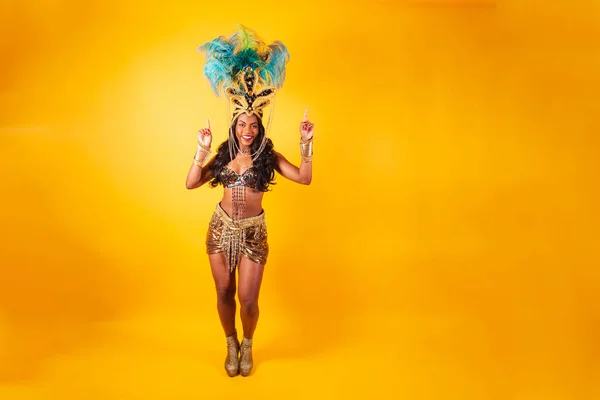 Foto Horizontal Cuerpo Completo Mujer Brasileña Negra Ropa Carnaval Bailando —  Fotos de Stock