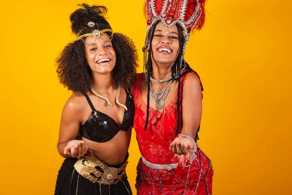 Zwei Brasilianische Freundinnen Karnevalskleidung Einladende Hände — Stockfoto
