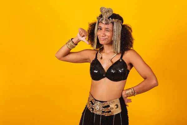 Mooie Zwarte Braziliaanse Vrouw Cleopatra Carnaval Kleding Duim Naar Beneden — Stockfoto