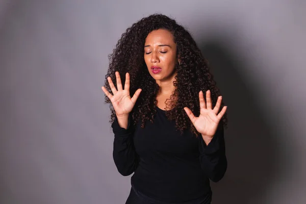 Afro Woman Favor Femicide Awareness Domestic Violence Saying Stop Hands — Stock Photo, Image