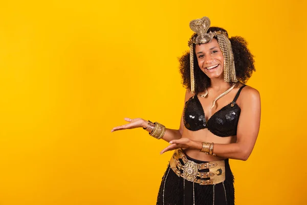 Красивая Черная Бразилька Карнавальной Одежде Клеопатры Представляет Слева — стоковое фото