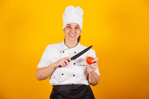 Dorosła Brazylijka Szef Kuchni Mistrz Gastronomii Trzymanie Pomidora Noża — Zdjęcie stockowe