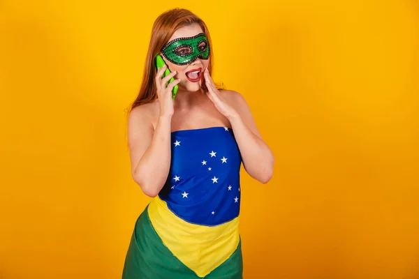 Bela Mulher Brasileira Ruiva Roupas Carnaval Feitas Com Bandeira Brasil — Fotografia de Stock