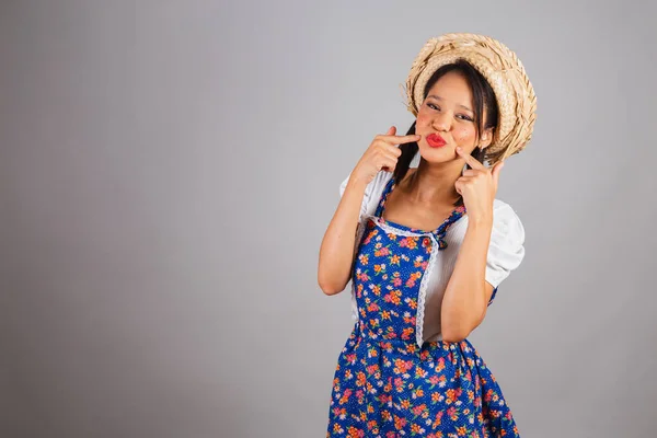 Brasiliansk Kvinna Nordost Med Junifestkläder Halmhatt Skicka Kyss Visa Munnen — Stockfoto