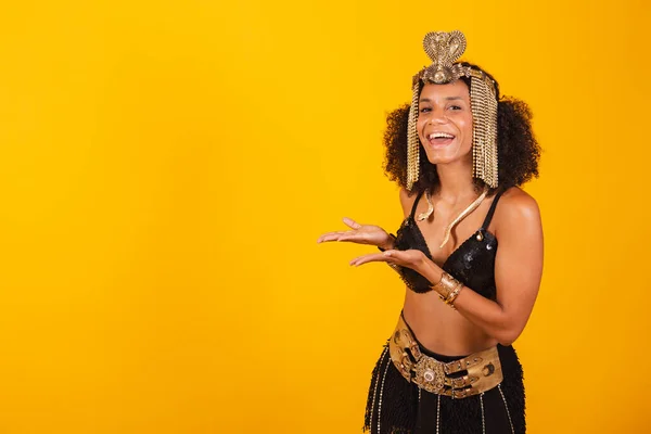 Schöne Schwarze Brasilianerin Kleopatra Karnevalskleidung Die Links Etwas Präsentiert — Stockfoto