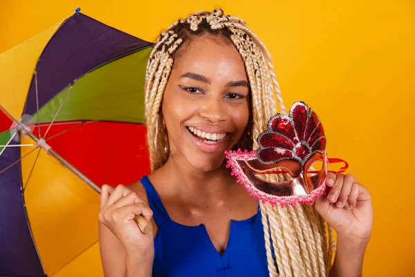 Schöne Schwarze Brasilianerin Karnevalskleidung Blauem Und Gelbem Hintergrund Mit Regenschirm — Stockfoto