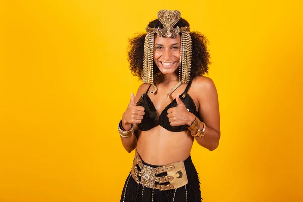 Schöne Schwarze Brasilianerin Kleopatra Karnevalskleidung Daumen Hoch Positiv — Stockfoto