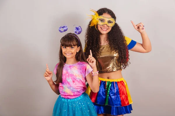 Duas Amigas Brasileiras Vestidas Com Roupas Carnaval Dança — Fotografia de Stock