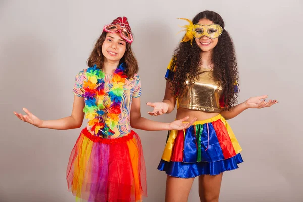 Chicas Brasileñas Amigas Vestidas Con Ropas Carnaval Bienvenido Brazos Abiertos —  Fotos de Stock