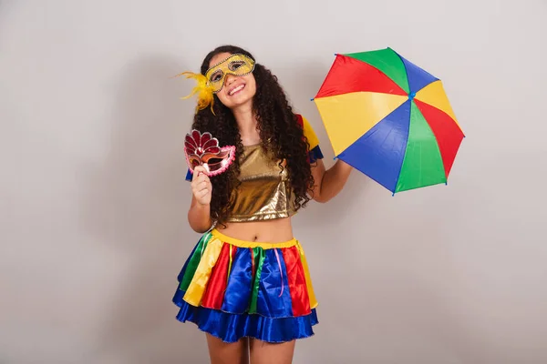 年轻的少女 厚脸皮 穿着免费的衣服 狂欢节 带着自由面具和雨伞 — 图库照片