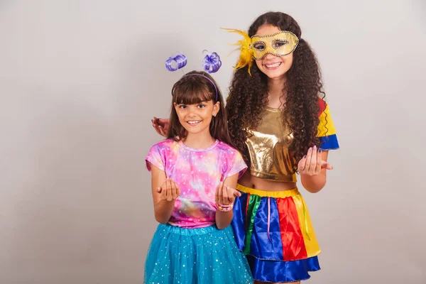 Duas Amigas Brasileiras Vestidas Com Roupas Carnaval Mãos Convidativas — Fotografia de Stock
