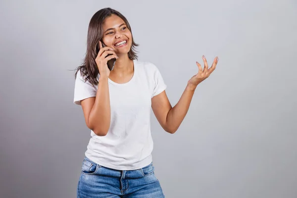 Brezilyalı Bir Kadın Akıllı Telefonuyla Cep Telefonuyla Konuşuyor Arıyor Konuşuyor — Stok fotoğraf