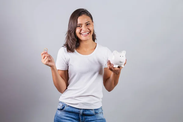 Бразильская Женщина Копилкой Монетами Финансы Сбережения Инвестиции — стоковое фото