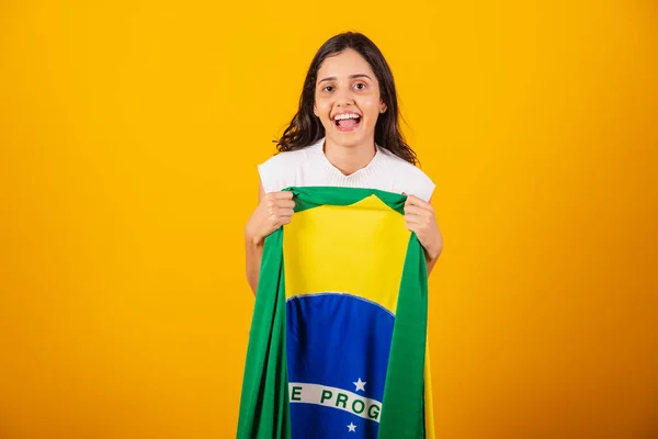 美丽的巴西女人拿着巴西国旗庆祝 — 图库照片