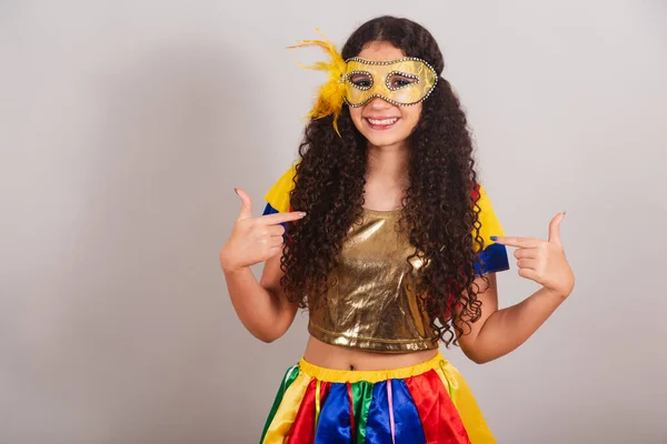 Giovane Ragazza Adolescente Brasiliana Con Abiti Frevo Carnevale Maschera Indicando — Foto Stock