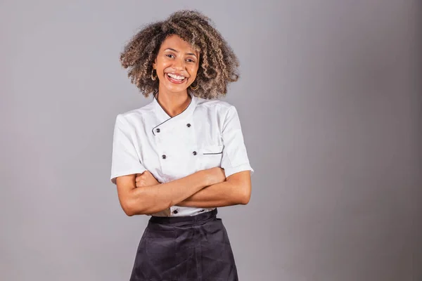 Genç Siyah Brezilyalı Kadın Aşçı Şef Restoran Üniforması Giyiyor Kollarını — Stok fotoğraf