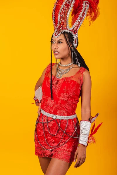 Schöne Schwarze Brasilianerin Mit Roter Karnevalskleidung Vertikales Foto — Stockfoto