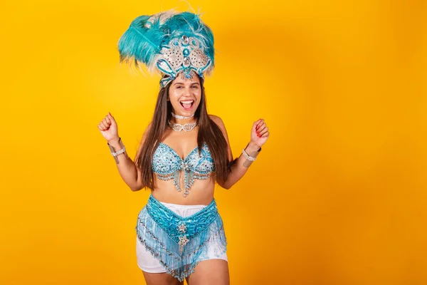 Beautiful Brazilian Woman Blue White Carnival Clothes Feathers Smiling Very — Stock Photo, Image