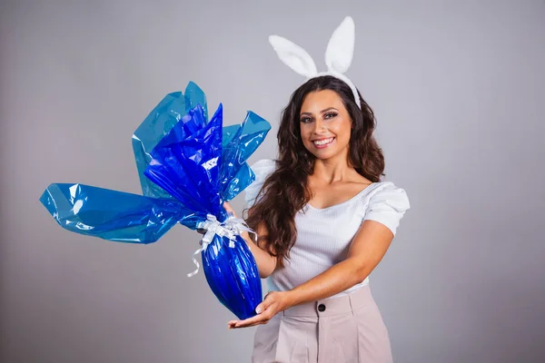 Mujer Brasileña Con Orejas Conejo Huevo Pascua — Foto de Stock