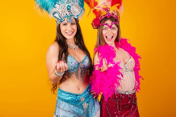 两个穿着桑巴学校服装的巴西女性朋友 狂欢节 羽毛冠 请举手 — 图库照片