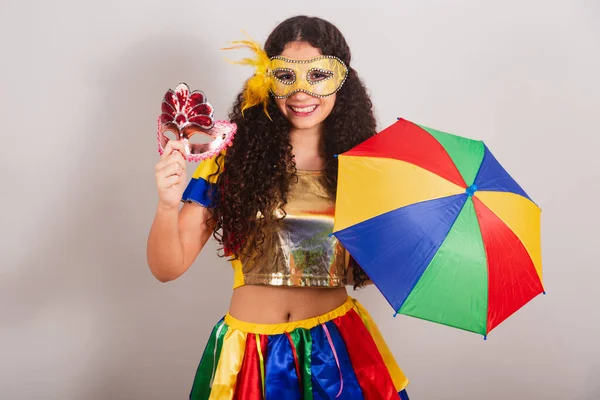年轻的少女 厚脸皮 穿着免费的衣服 狂欢节 带着自由面具和雨伞 — 图库照片