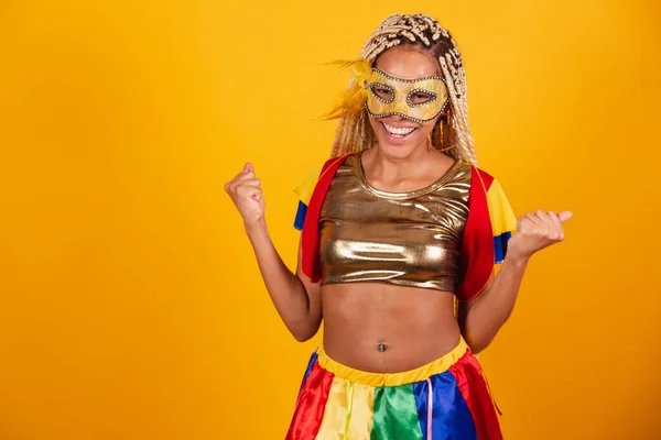 Schöne Schwarze Brasilianerin Karnevalskleidung Maske Gelber Hintergrund Feiern — Stockfoto