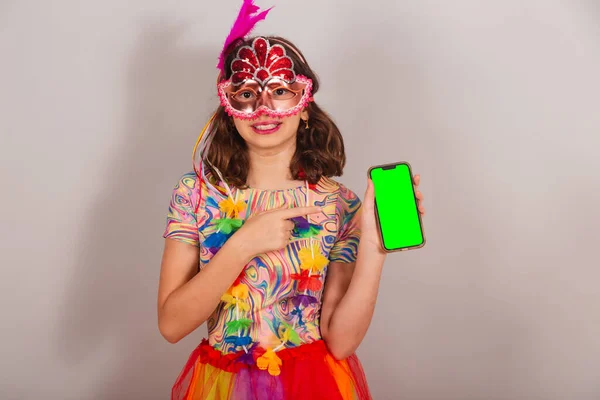 Niño Brasileño Niña Vestido Carnaval Mostrando Smartphone Pantalla Croma Verde — Foto de Stock