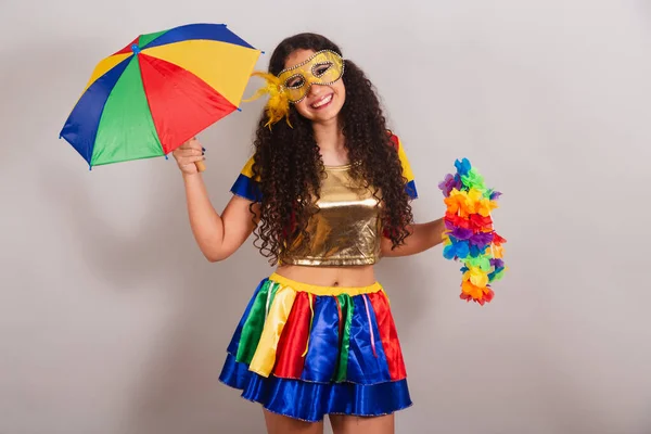 年轻的少女 厚脸皮 穿着免费的衣服 狂欢节 带着自由伞 花项链 — 图库照片