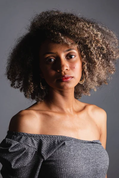 Genç Brezilyalı Siyahi Kadın Fotoğraflara Poz Veriyor Siyah Militanlık Yapıyor — Stok fotoğraf