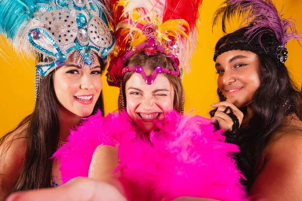 Drie Braziliaanse Vriendinnen Met Koninginnenkleren Van Samba School Carnaval Veren — Stockfoto