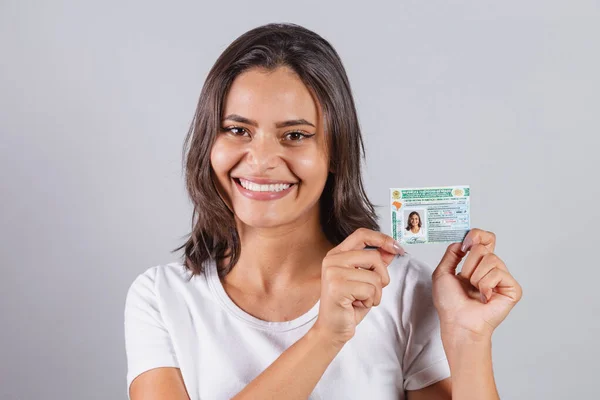 Braziliaanse Vrouw Met Rijbewijs Rijbewijs Rijden Braziliaanse Document — Stockfoto