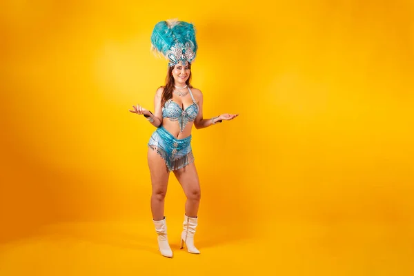Horizontal Full Body Photo Beautiful Brazilian Woman Carnival Clothes Welcome — Stock Photo, Image