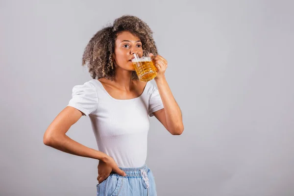 Beautiful Black Brazilian Woman Casual Clothes Holding Glass Beer — Stock Photo, Image