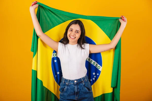 Όμορφη Βραζιλιάνα Γυναίκα Υψώνοντας Σημαία Της Βραζιλίας — Φωτογραφία Αρχείου