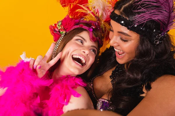 Twee Braziliaanse Vrienden Carnavalskleding Die Een Zelfportret Maken Met Een — Stockfoto