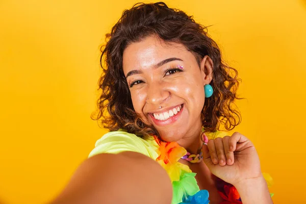 Güzel Afrikalı Amerikalı Brezilyalı Kız Karnaval Kıyafetleri Selfie Kameraya Sallıyor — Stok fotoğraf